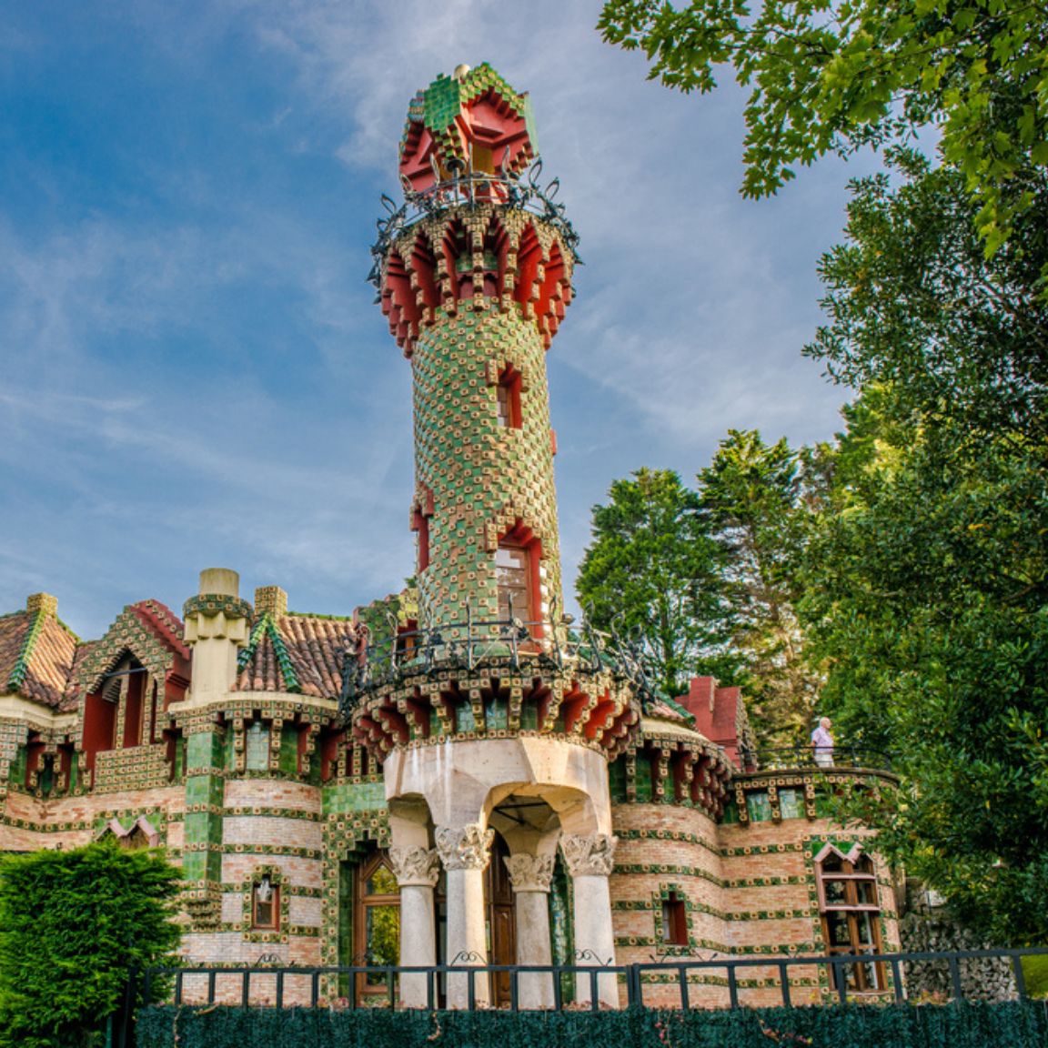 <p>安東尼·高迪的一個經典之作。這座建築融合了現實與夢幻，以其奇異而精緻的設計風格聞名。華麗的立面、曲線優美的設計，以及高迪獨特的藝術元素，使奇想屋成為西班牙珍貴的文化寶藏。

</p>
